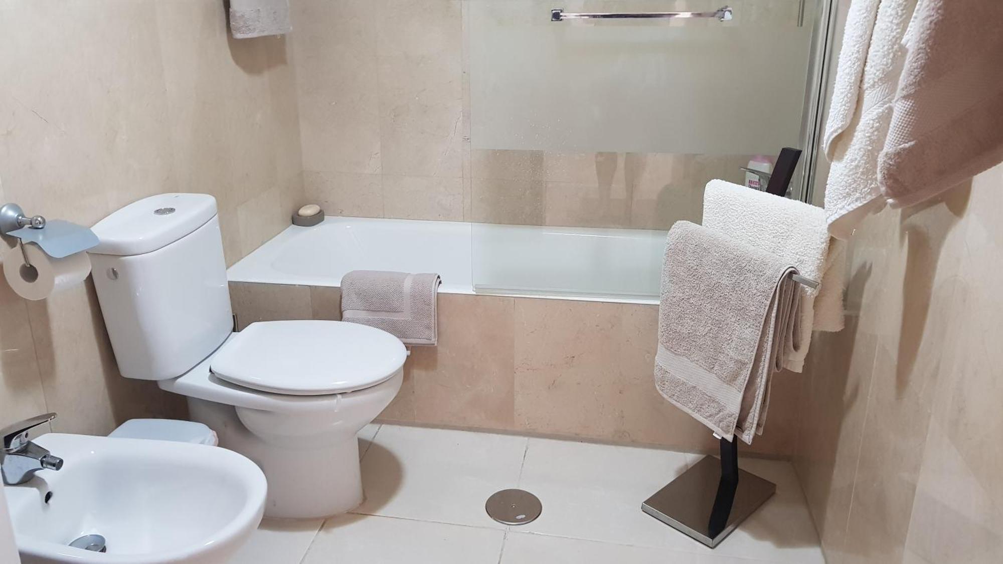 Spacious 3 Bedroom 2 Bathroom Apartment - Puerto Marina Complex 로스알카자레스 외부 사진