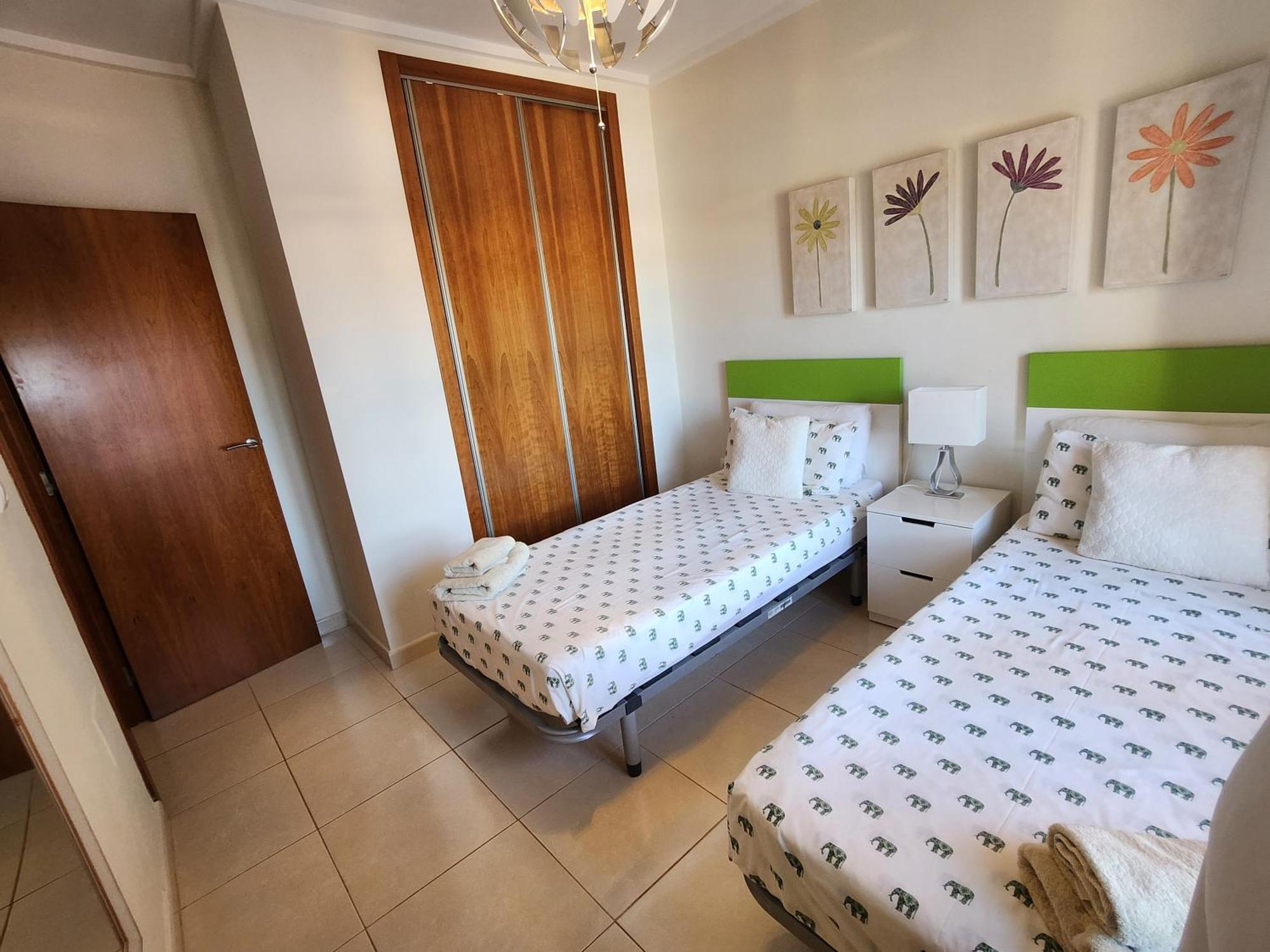 Spacious 3 Bedroom 2 Bathroom Apartment - Puerto Marina Complex 로스알카자레스 외부 사진